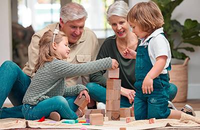 Großeltern spielen mit Enkelkindern