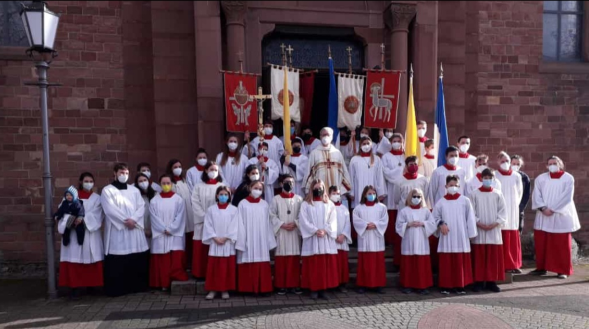 Minis Gruppenfoto vor der Kirche