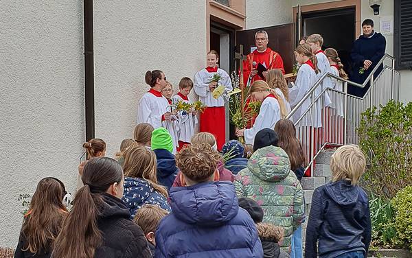Quelle: Ursula Seifert Palmsonntag Einzug in Kirche Langensteinbach