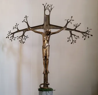 Kreuz im Altarraum von St. Cyriak Malsch